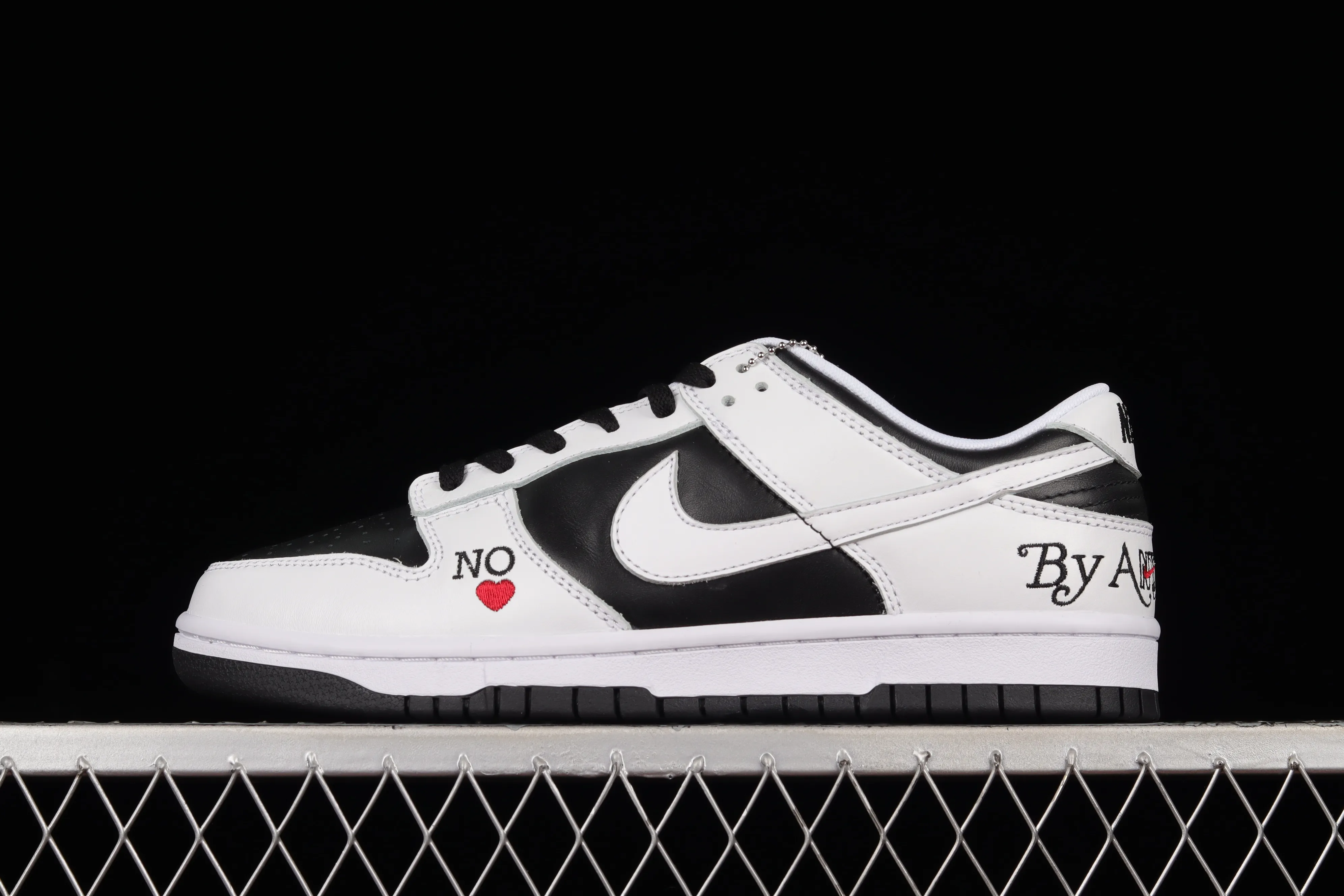 All Categories Nk SB Dunk Series Nk SB Dunk Low Low-top sneakers Supreme x Nk SB Dunk Low joint black and white SB low-top sports and leisure sneakers DO7412-984